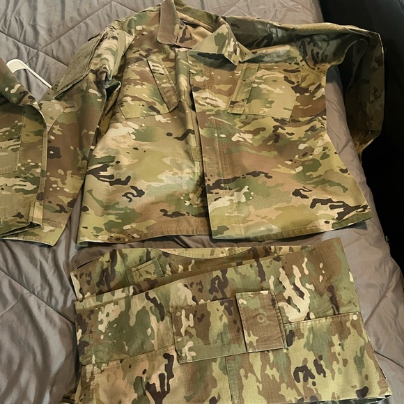 Two Complete army combat uniform. - Picture 2 of 3